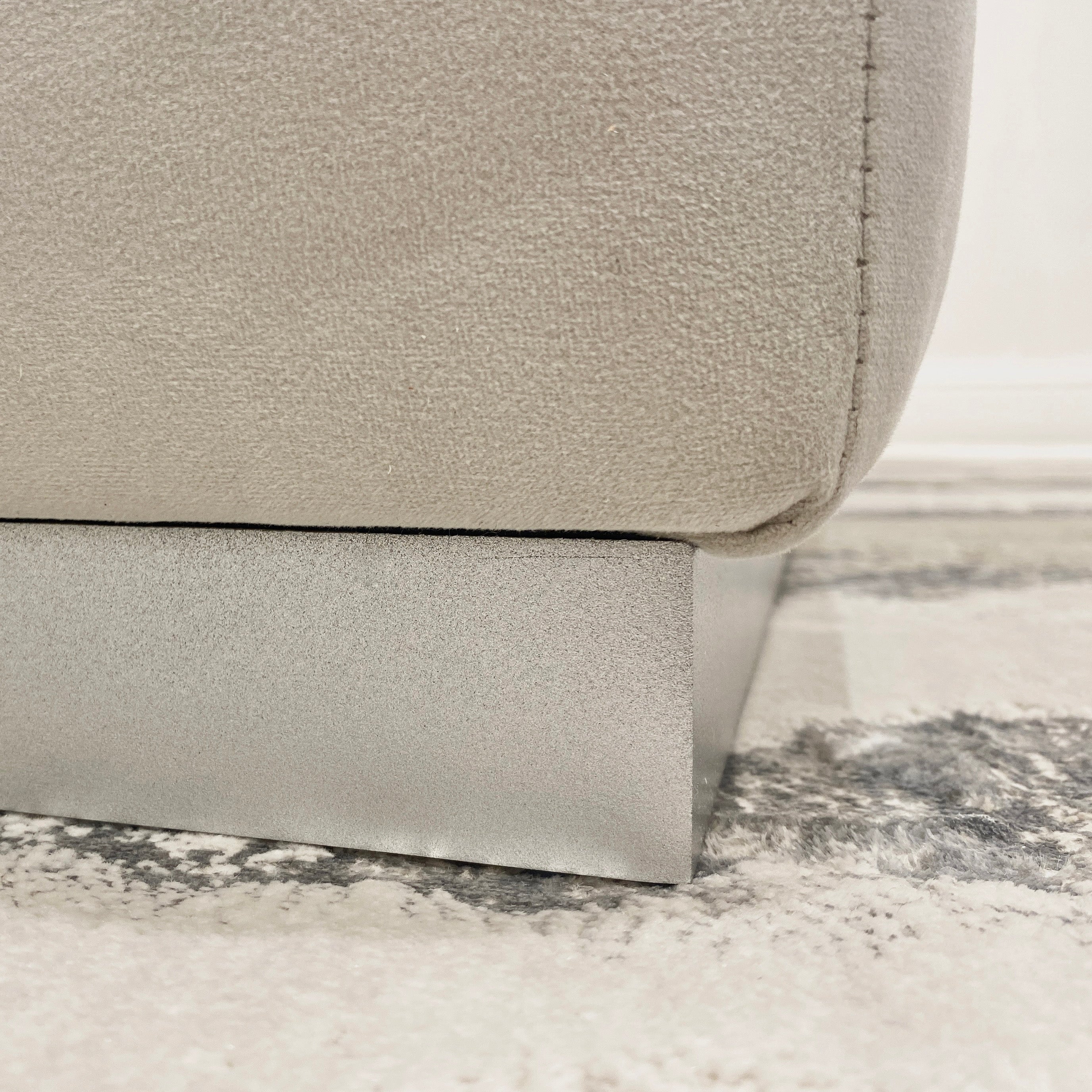 Banc rembourré en velours fumée avec base argentée