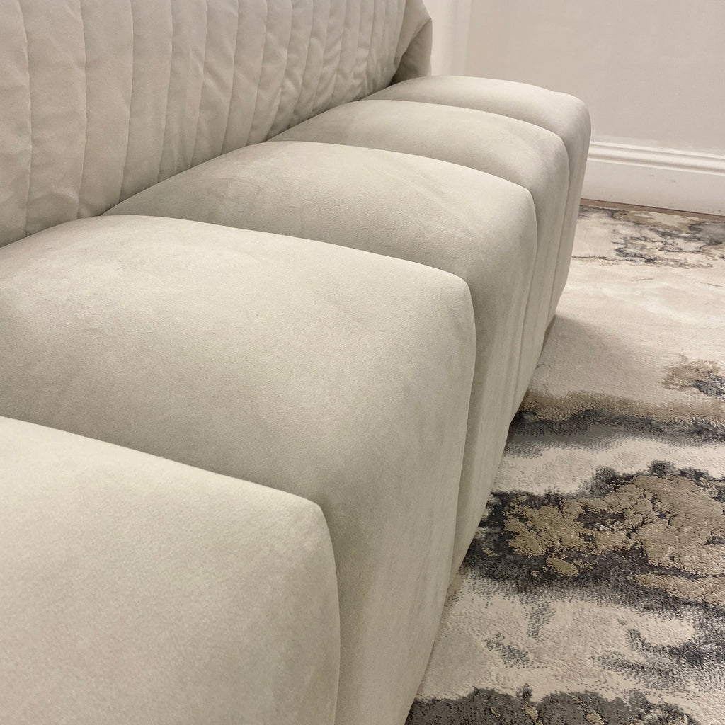Banc rembourré en velours fumée avec base argentée