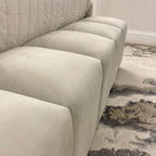 Banc rembourré en velours fumée avec base argentée