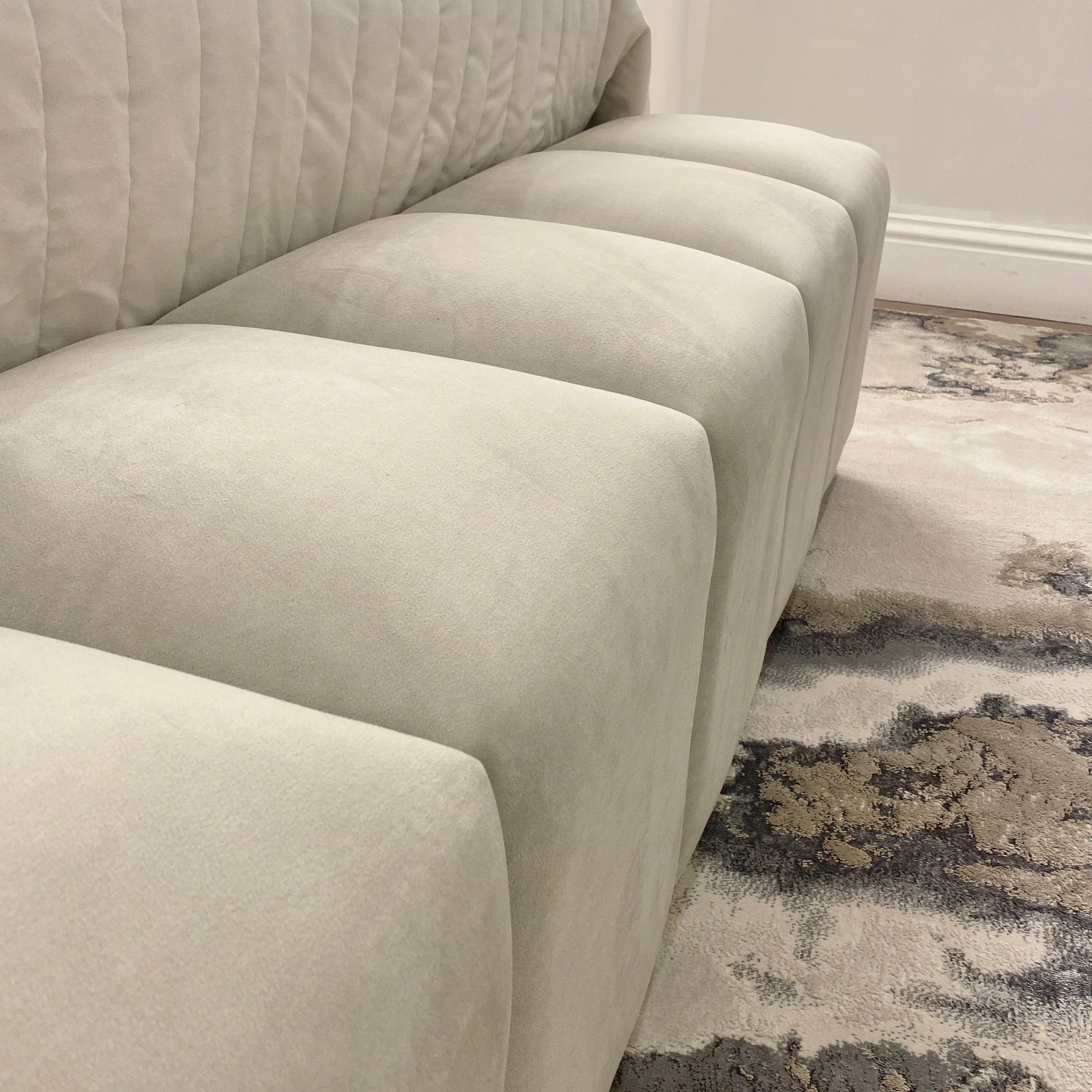 Banc rembourré en velours fumée avec base argentée